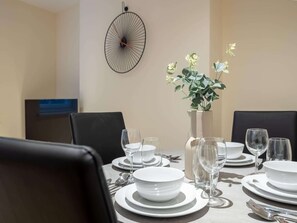 Apartment | Dining - 3BR Waterfront Apt - 10 min to City Center Ipswich (Ipswich)