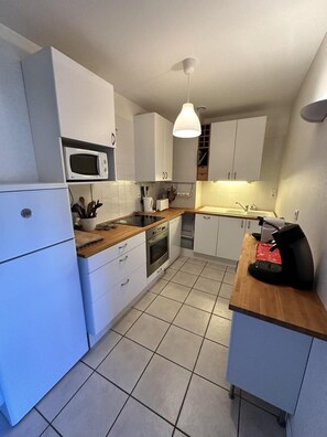 Réfrigérateur, micro-ondes, lave-vaisselle, cafetière/bouilloire