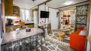 Un espacio habitable compacto con cocina, comedor y sala de estar.