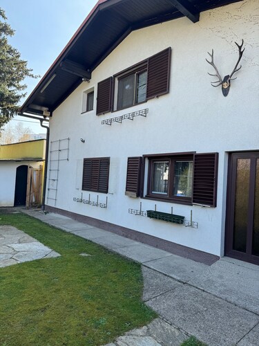 2 Bedrooms, 2 Baths House With a Living Room & an Upstairs Reception rea