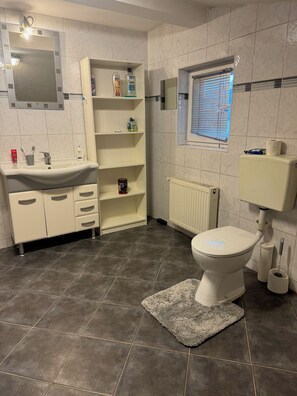 Huis, 2 slaapkamers, terras | Badkamer