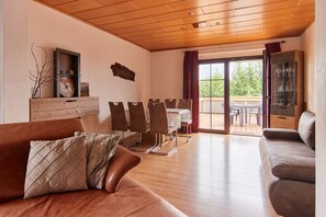 Una televisión, una chimenea