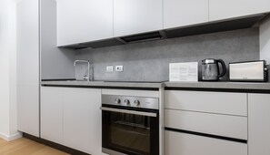 อพาร์ทเมนท์ (0 Bedroom) | ครัวขนาดเล็กส่วนตัว | ไมโครเวฟ, เก้าอี้กินข้าวสำหรับเด็ก