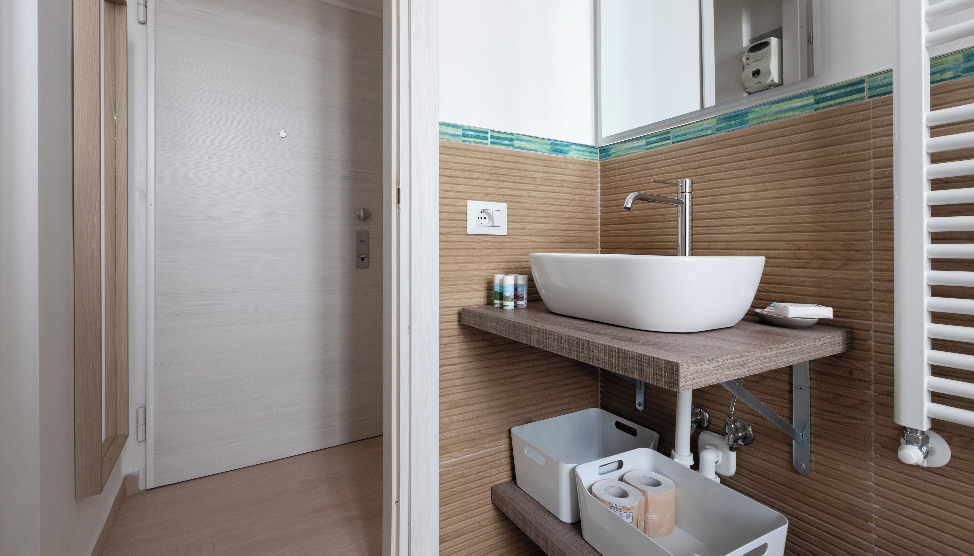 Une salle de bain moderne avec un lavabo sur colonne blanc, une douche et des toilettes.