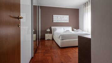 2 habitaciones, tabla de planchar con plancha y ropa de cama