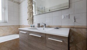 Apartment (2 Bedrooms) | Bathroom