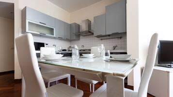 Apartament (2 Bedrooms) | Cuina bàsica privada | Microones, forn, cafetera exprés i bullidora elèctrica