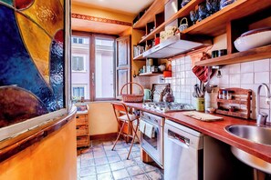 冷蔵庫、オーブン、コンロ、食器洗い機