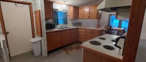 Køleskab, kaffe-/temaskine, køkkentøj/tallerkener/redskaber