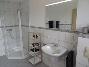 Douche, sèche-cheveux, serviettes fournies, savon
