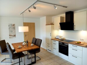 Refrigerador, horno, parrilla de estufa y cafetera y tetera 