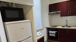A compact kitchen with a refrigerator, microwave, oven, and sink. - Studio Climatisé Intra Muros Secteur Vernet Calme et Lumineux (Avignon)