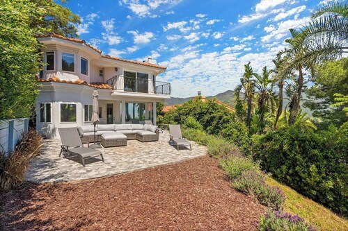 Private Malibu Retreat • Ocean Views • Spa Tub & Deck