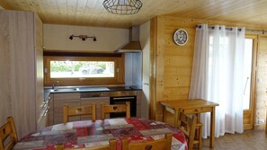 Dining - Wifi, 350m from ski lifts, 1st floor, view village, balcony, parking, 60m², Les Gets (Les Gets)