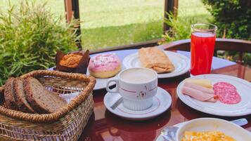 Daily full breakfast (CLP 10000 per person)