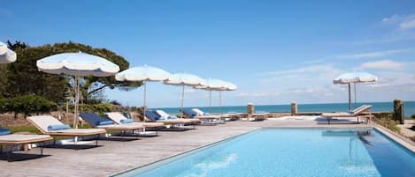 Piscine extérieure (ouverte en saison)
