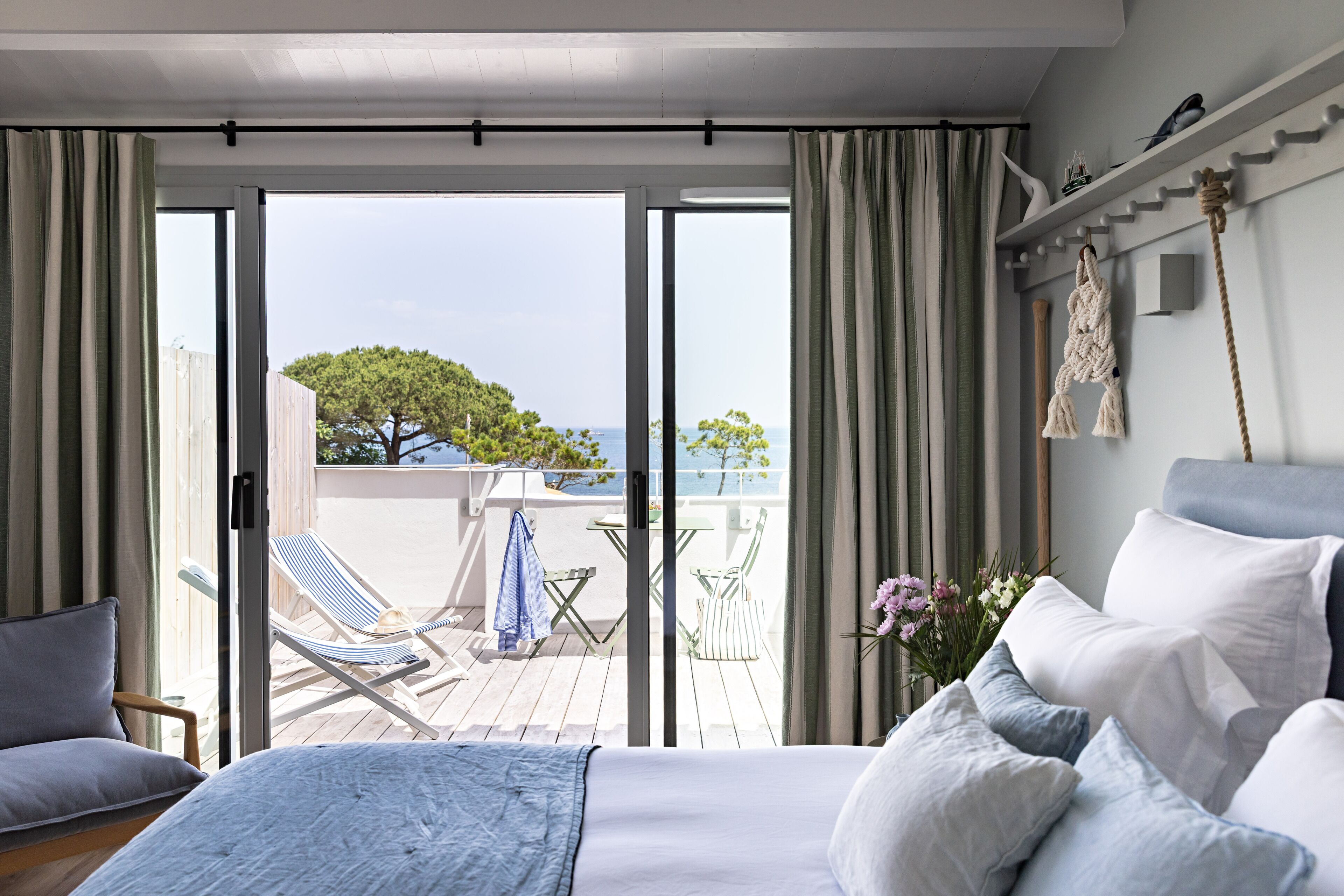 Free minibar items, soundproofing, free WiFi, bed sheets