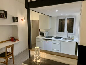 Kühlschrank, Mikrowelle, Wasserkocher mit Kaffee-/Teezubehör