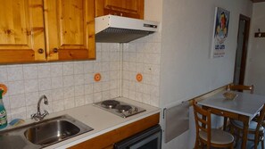 Fridge, microwave, oven, coffee/tea maker - Wifi, 200m from ski lifts, 3rd floor, balcony, 24m², Les Gets (Les Gets)