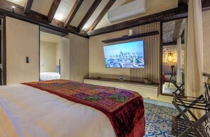 3 bedrooms, in-room safe, iron/ironing board, WiFi