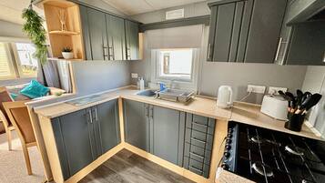 Apartment | Private kitchen | Fridge, microwave, oven, stovetop