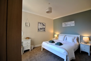 2 slaapkamers, een strijkplank/strijkijzer, gratis wifi, beddengoed