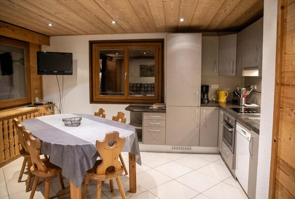 Microwave, oven, dishwasher - Wifi, 350m from ski lifts, Ground floor, balcony, tv, ski locker, 65m², Les Gets (Les Gets)