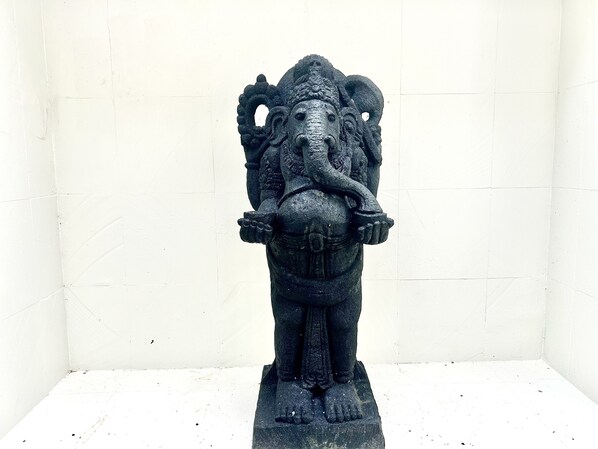 A statue of an elephant with a snake around its neck, standing on a pedestal. - Pat-Mase Villas Jimbaran (badung)