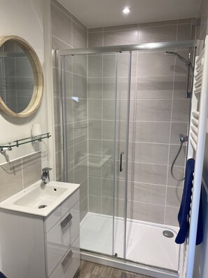 Dusche, Haartrockner, Handtücher, Seife