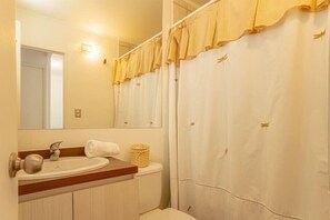 Douche, sèche-cheveux, serviettes fournies