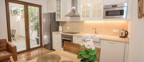 Kühlschrank, Mikrowelle, Ofen, Herdplatte