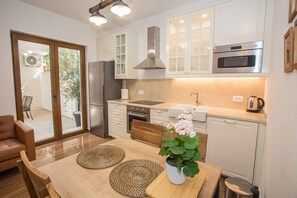 Fridge, microwave, oven, stovetop - Holiday home with air conditioning and terrace in the city centre (Poreč)