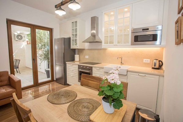 Kühlschrank, Mikrowelle, Ofen, Herdplatte