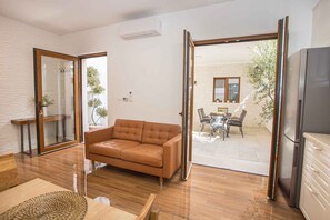 TV - Holiday home with air conditioning and terrace in the city centre (Poreč)