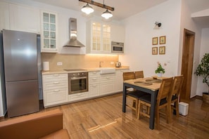 Fridge, microwave, oven, stovetop - Holiday home with air conditioning and terrace in the city centre (Poreč)