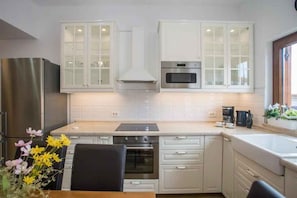 Réfrigérateur, micro-ondes, four, plaque de cuisson