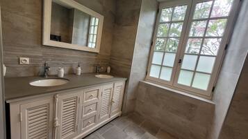 Comfort Double Room | Bathroom | Rainfall showerhead, towels