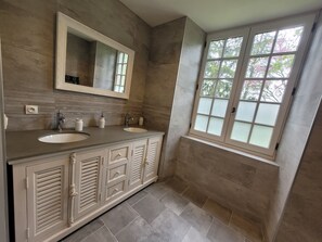 Habitación doble Confort | Baño | Regadera tipo lluvia y toallas