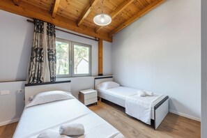 2 habitaciones, tabla de planchar con plancha, wifi y ropa de cama