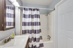 Hair dryer, towels - Tallahassee Home w/ Yard < 2 Mi to FSU Campus (Tallahassee)