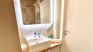 Dusche, Haartrockner, Bidet, Handtücher