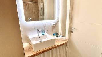 Doccia, asciugacapelli, bidet, asciugamani