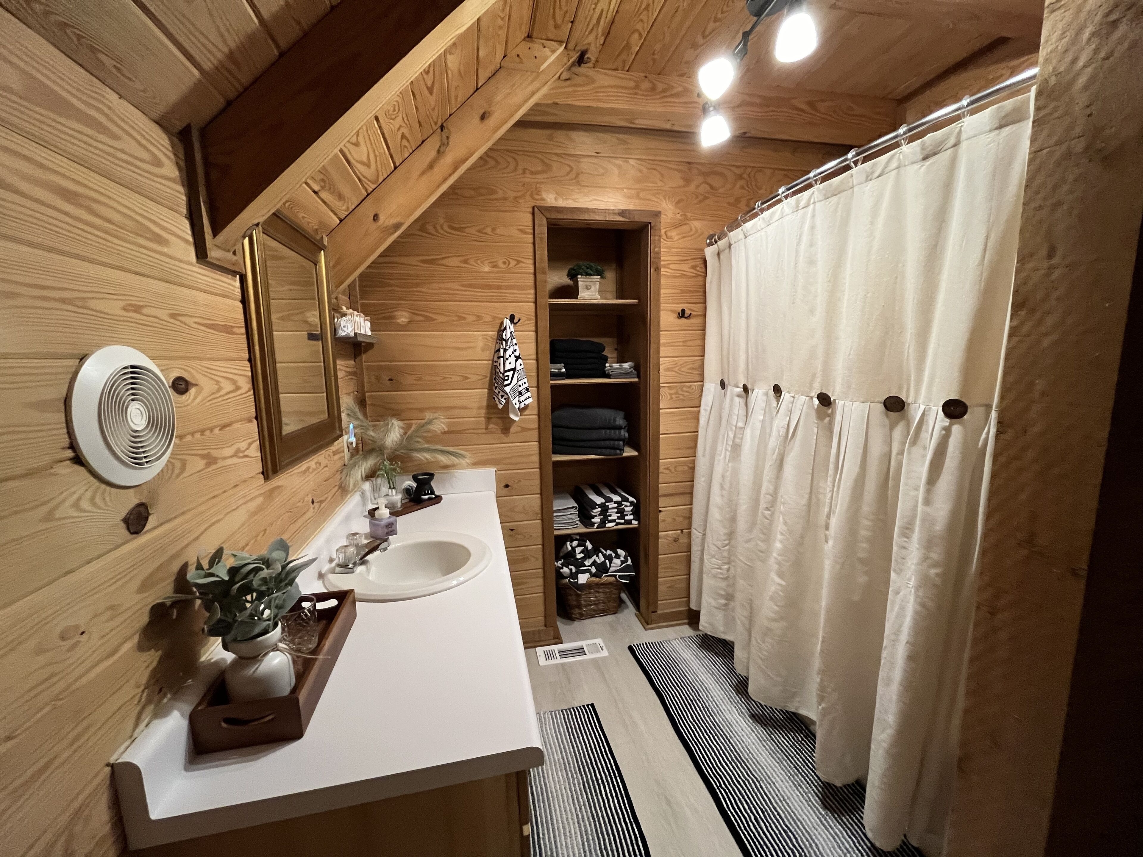 Hårføner, håndklær, såpe og toalettpapir