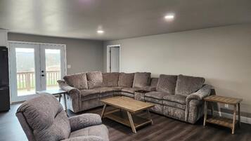 Smart-TV, Kamin, Bücher