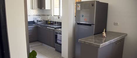 Kühlschrank, Mikrowelle, Ofen, Toaster