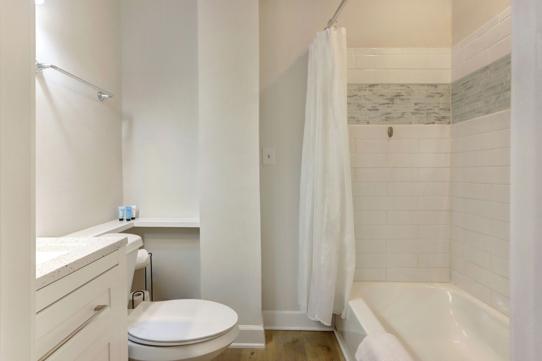 Douche, séchoir à cheveux, serviettes fournies, savon