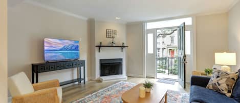 Smart TV, fireplace