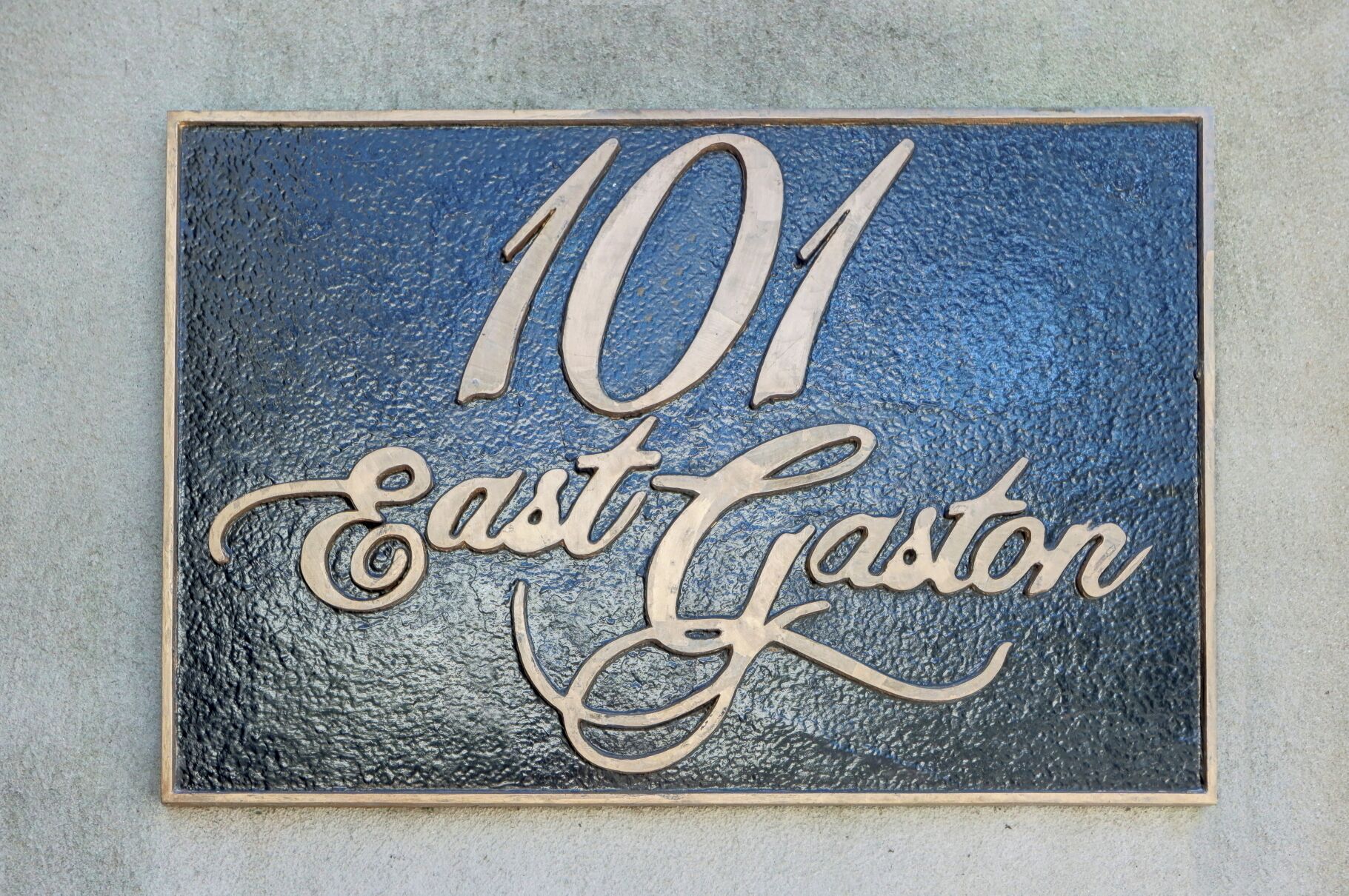 Opastekyltti, jossa on numero 101 ja sanat »East Gaston» koristeellisella kirjasintyypillä.