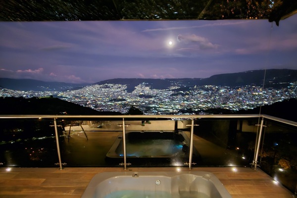 Outdoor spa tub