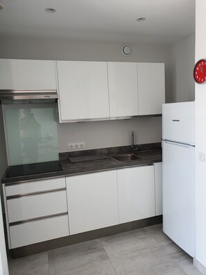 Fridge, microwave, oven, stovetop - Agréable T2 Climatisé, Accès Piscine Privée, 6eme Avec Ascenseur, vue mer à 50 m (Cagnes-sur-Mer)